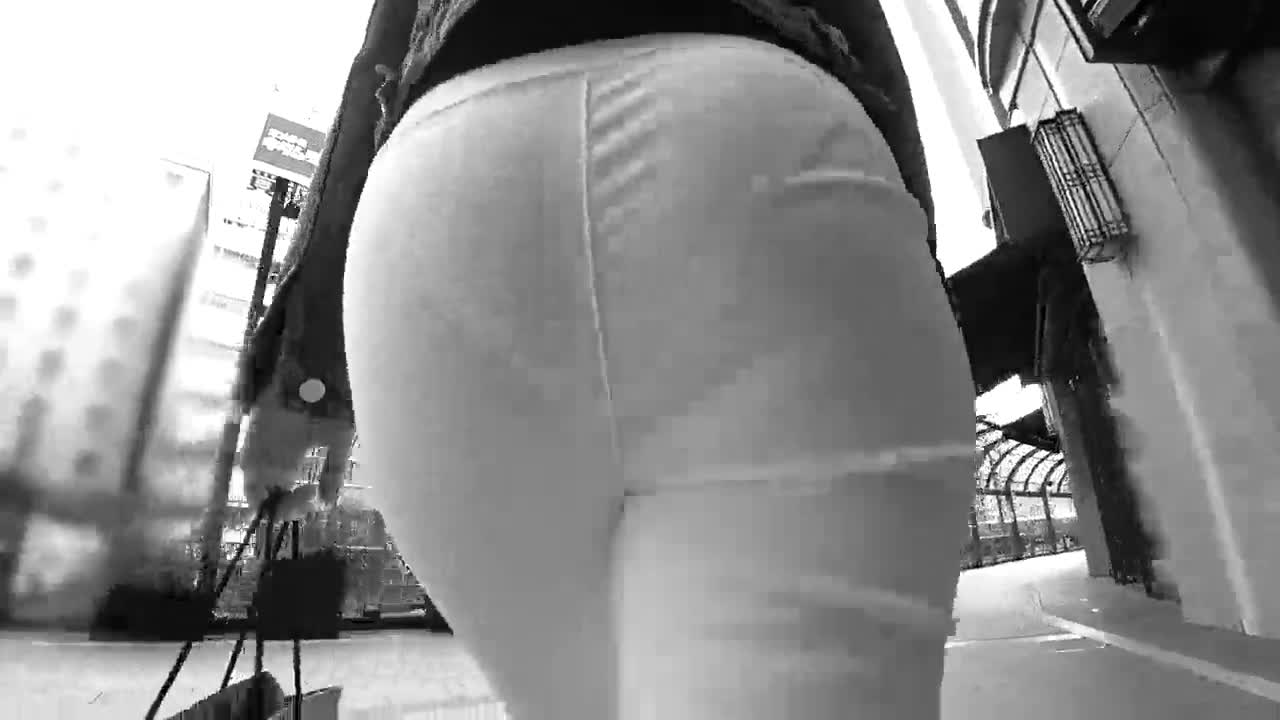 パンティラインがはっきり！低身長美女の透けパン歩行とムチムチ生尻お触り中 – エロ動画の「エロ達」