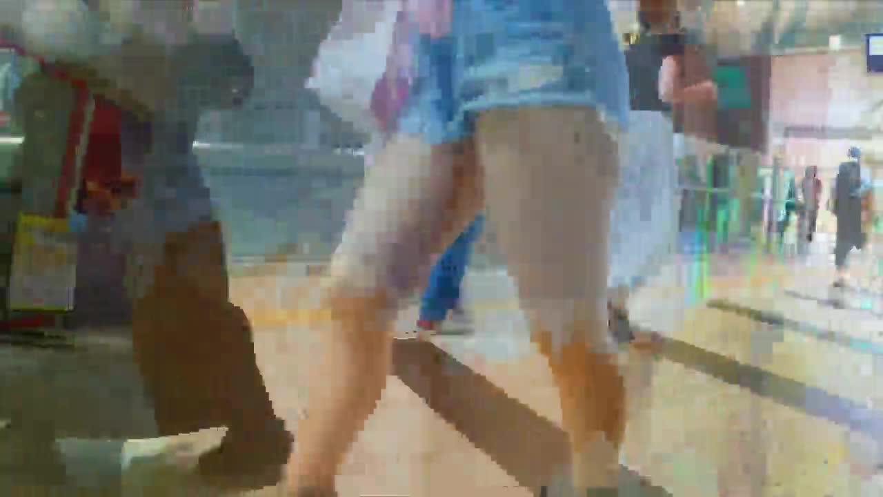 美尻を左右にフリフリ！ショートパンツからハミ出るナマ尻が魅力的なお姉さん – エロ動画の「エロ達」