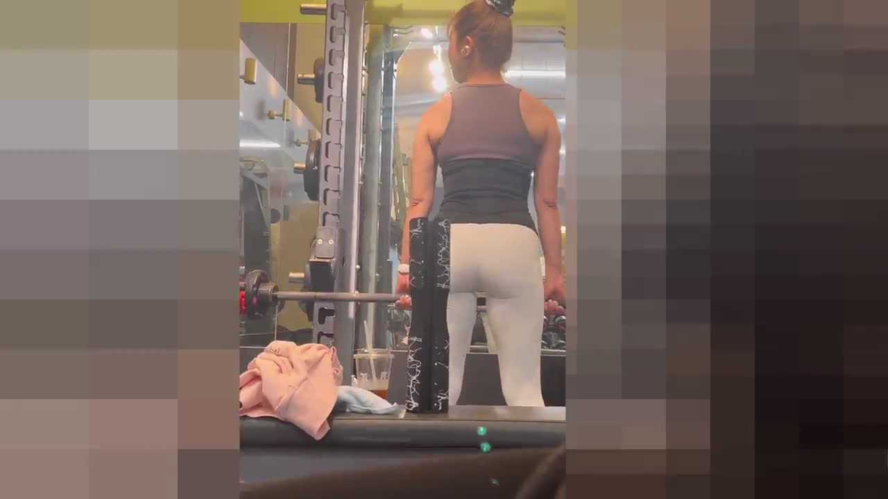 セレブ奥様の超パッツン美尻！スケベなピーマン尻をガニ股で突きだしケツの締まりまでアピールして男を誘惑！下品なレギンス 奥様編 – エロ動画の「エロ達」