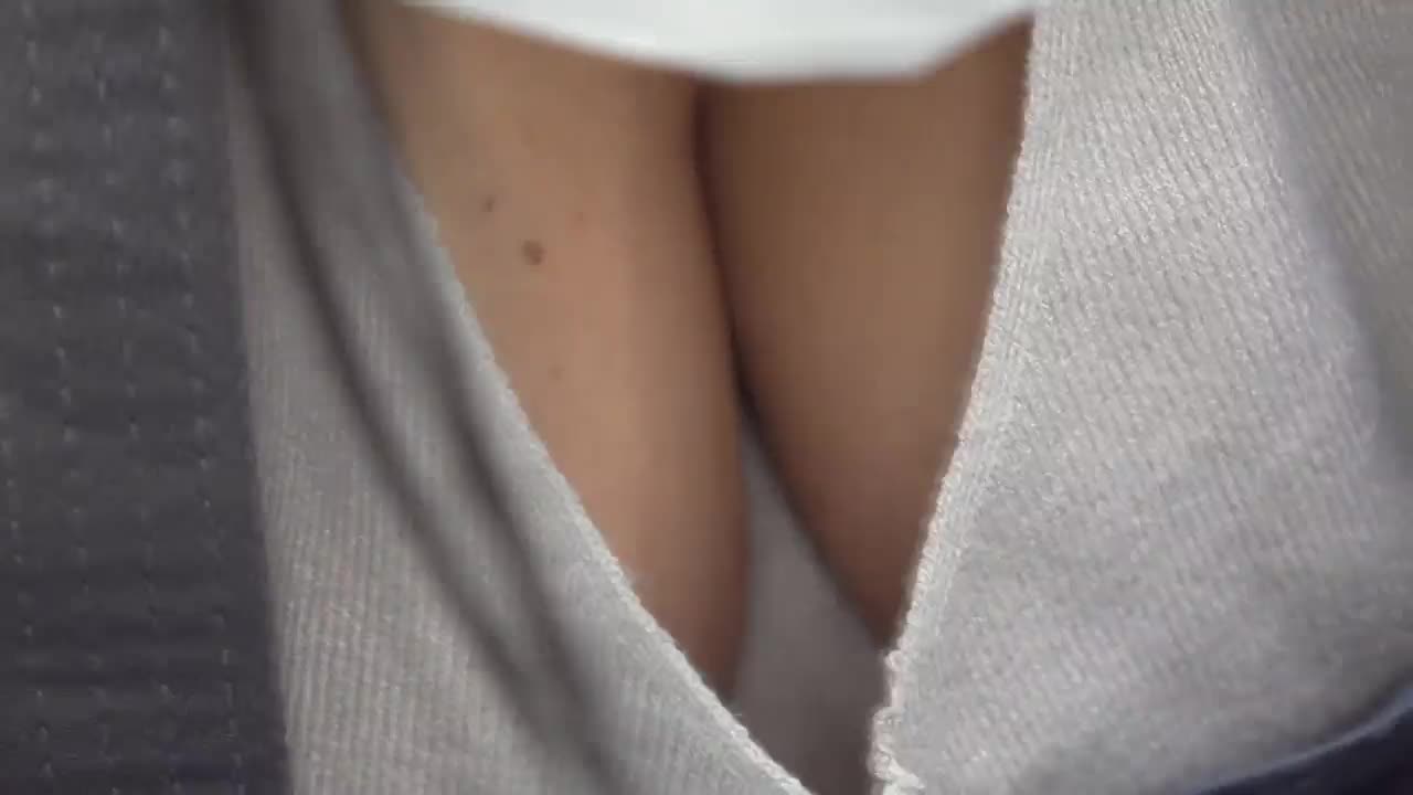 【陶芸中の胸チラ】パンパンな巨乳谷間OLさんと小柄スレンダー女子のデカ乳首 – エロ動画の「エロ達」