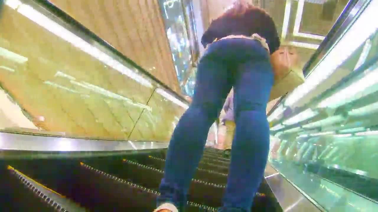 セクシーなプリっとお尻がスキニーデニムでアピールする長拭＂人お姉さん – エロ動画の「エロ達」