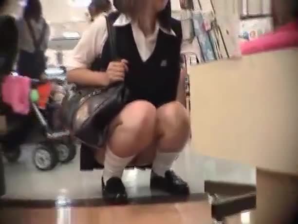 【盗撮動画】パンチラ狙いのはずが！買い物中の激カワギャルの股間を隠し撮りするとモザイク必須の放送事故ｗｗｗｗｗｗ