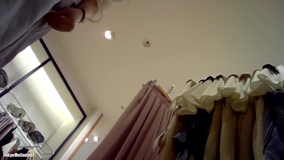 【盗撮動画】ウブなバイト店員のロンスカ攻略映像。黒髪ロングなのにパンティは赤でした