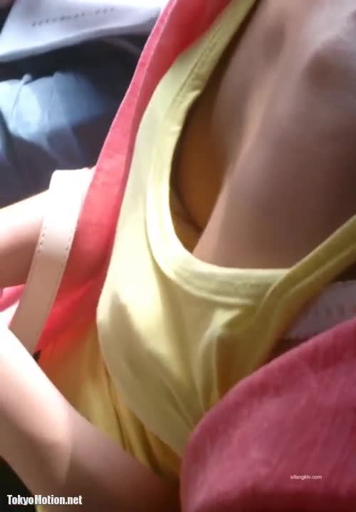 【盗撮動画】バス車内スマホカメラ撮影。シャツの隙間からブラウン乳首が丸見えの浮きブラ女子さん