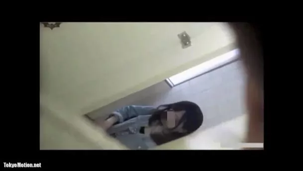 【トイレ】和式便所でおしっこする黒髪ロリ顔の女子高生を盗撮した動画 | 盗撮動画 | Ansuko.net 