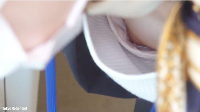 【胸チラ】コーヒーを作っている超可愛い秘書の左右の浮ブラ乳首を至近距離から盗撮