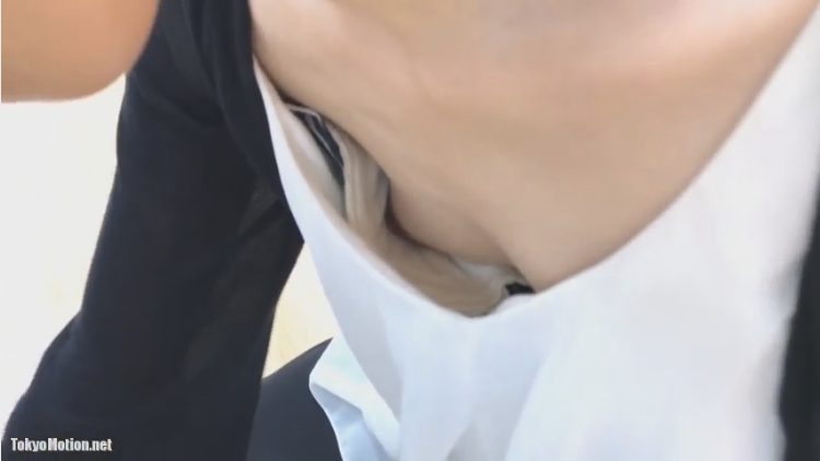 【胸チラ】100円ショップの店員が貧乳な若い人妻の浮ブラの乳首チラを至近距離から盗撮 | 盗撮動画 | Ansuko.net