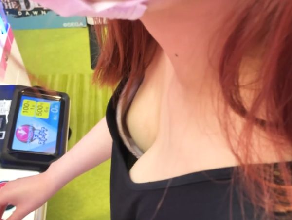 【HD盗撮動画】極上のパンチラ胸チラ隠し撮り！ゲーセンに夢中で無邪気にはしゃぐ自慢の彼女の胸元とパンティ！！ | 盗撮動画 | Ansuko.net