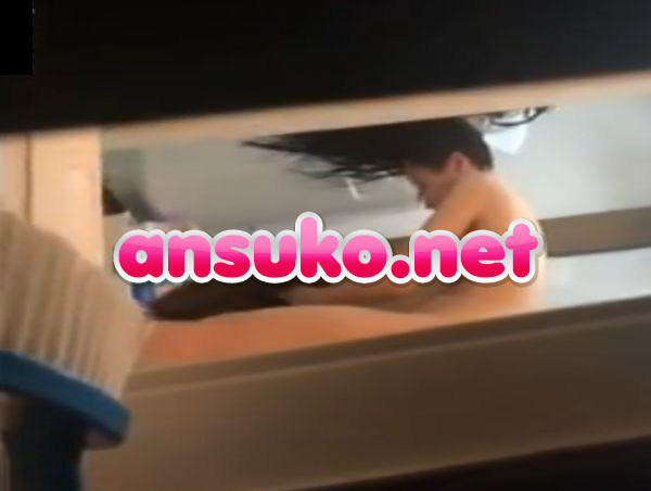 【盗撮動画】バレたら即逮捕！他人宅の敷地内不法侵入！脱衣所の窓を無断で開けて隙間から入浴後のギャルの全裸を覗き撮り！！