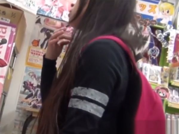 【盗撮動画】美少女オタク女子を逆さ撮り！店内でスカート内を撮影すると尻肉丸出しのTバック食い込みパンチラを撮れてしまうｗｗｗｗｗｗ | 盗撮動画 | Ansuko.net 