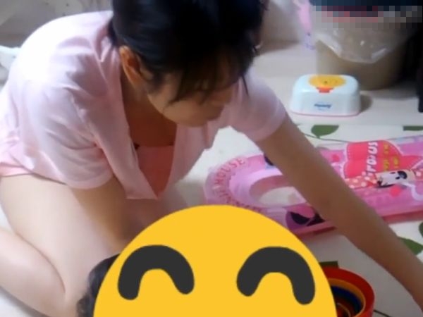 【盗撮動画】永久保存版！乳首ゲット！友人の嫁さんが小さなお子様とじゃれてる最中に胸チラしまくってるｗｗｗｗｗｗ | 盗撮動画 | Ansuko.net