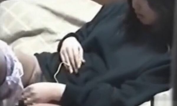 【盗撮動画】カーテン開けっぱの他人宅を覗き撮り！激カワギャルがパンティおろして下半身丸出しでオナニー絶頂していた！！