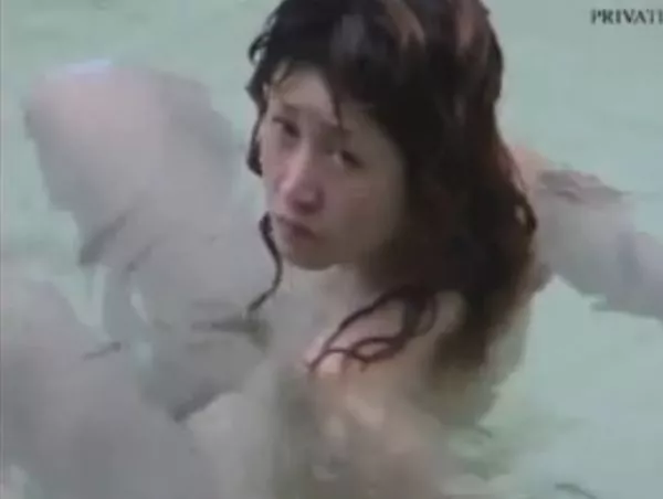 【盗撮動画】野外露天の女湯隠し撮り！ヤバイやつから美熟女まで魅惑の人妻熟女たちのお色気ボディを望遠カメラで覗き撮り！！※無○正 | 盗撮動画 | Ansuko.net 