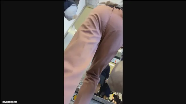 【お尻】美人なOLさんのクロッチラインがクッキリと出たエロいお尻を尾行しながら盗撮 | 盗撮動画 | Ansuko.net