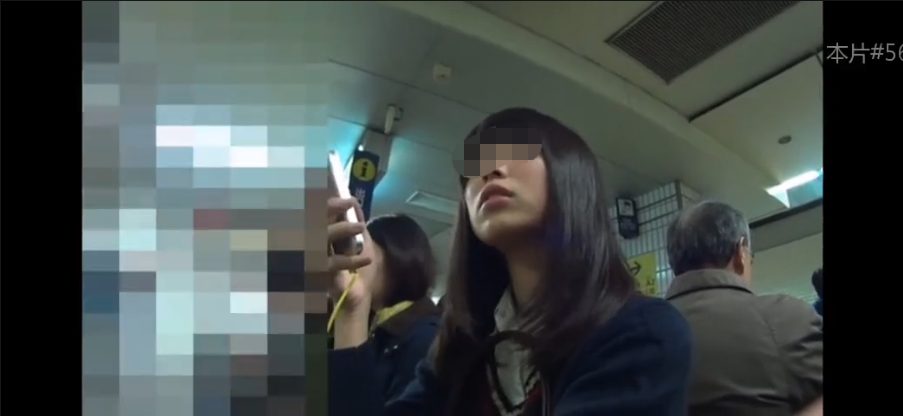 【逆さ撮り】駅で見つけた激カワ女子高生が電車に乗る瞬間に逆さ撮りしてパンティーを盗撮 | 盗撮動画 | Ansuko.net