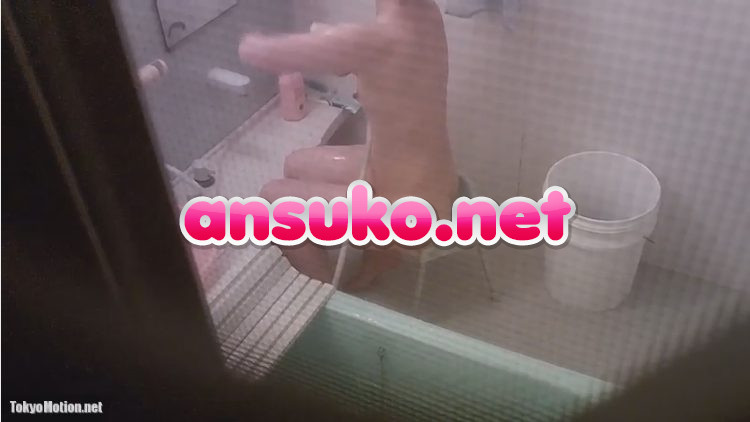【民家盗撮】民家のお風呂の窓からシャワー中の妖艶な熟女の裸体を盗撮した動画