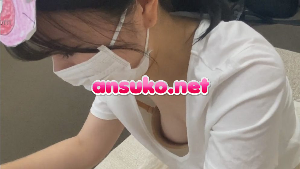 【胸チラ】子供と遊ぶ可愛い若ママの巨乳なおっぱいやTバックパンティーを盗撮