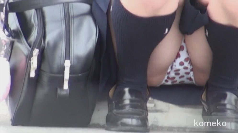 【パンチラ】座っている女子高生のイチゴ柄パンティーの座りパンチラをドアップで盗撮 | 盗撮動画 | Ansuko.net