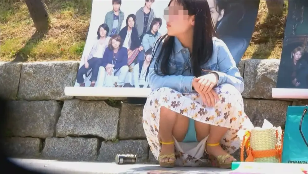 【パンチラ】可愛い女子高生のしゃがみパンチラを対面から望遠カメラで長時間盗撮 | 盗撮動画 | Ansuko.net 