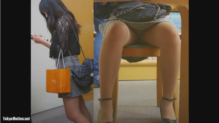 [Panchira] The panchira of the miniskirt college student in the library under the desk...    