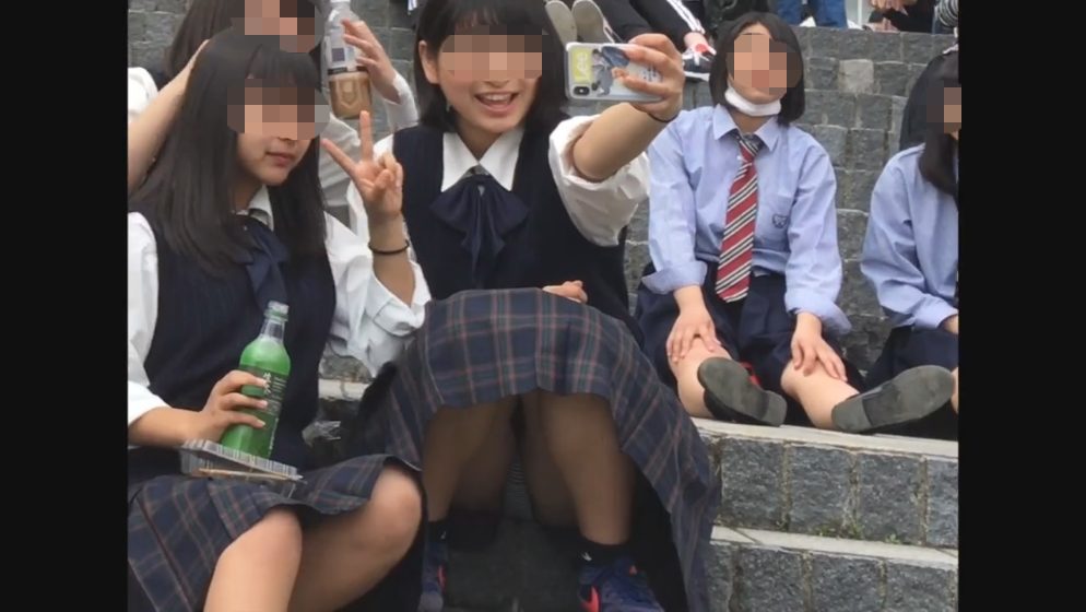 【パンチラ】階段に座っている可愛い女子高生の縞々パンティーの座りパンチラを盗撮 | 盗撮動画 | Ansuko.net 