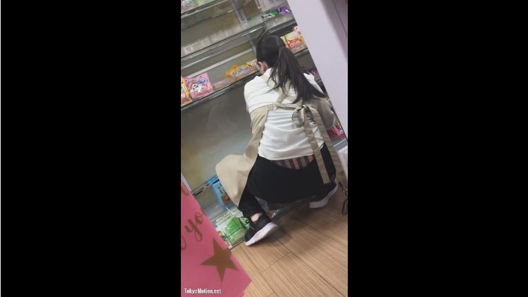 【パンチラ】ズボンからパンティーがはみ出している100円ショップの店員をスマホで盗撮