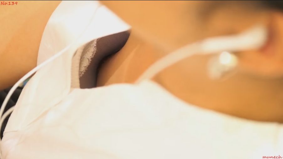 【胸チラ】電車で綺麗なお姉さんの貧乳で浮いたブラの隙間から大きな乳輪の乳首を盗撮 | 盗撮動画 | Ansuko.net