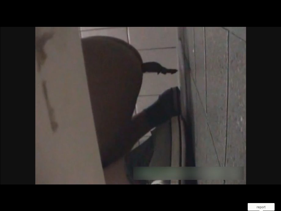 【トイレ】和式便所の壁の下の隙間から若い女性の柔らかめのうんこを盗撮した動画 | 盗撮動画 | Ansuko.net