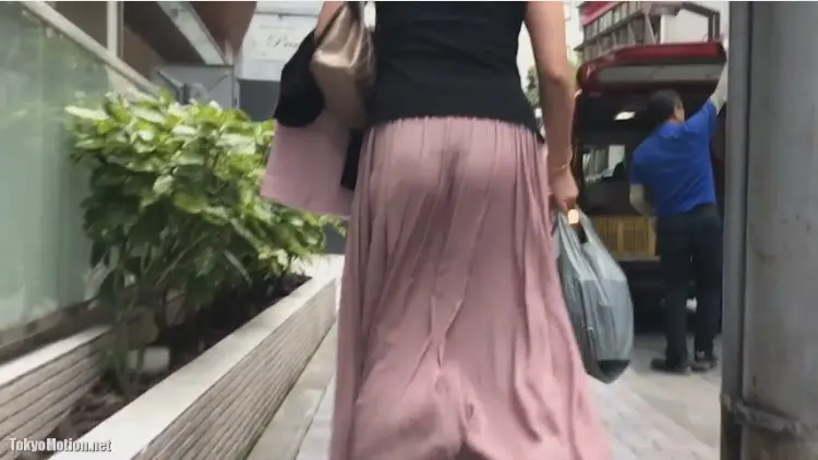 【お尻】薄手のロングスカートからお尻が透けた女性を尾行しながら盗撮 | 盗撮動画 | Ansuko.net 