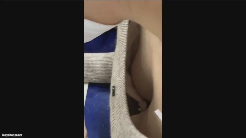 【胸チラ】役所にいた胸元全開なお姉さんの美乳な胸チラをスマホで何度も盗撮 | 盗撮動画 | Ansuko.net 