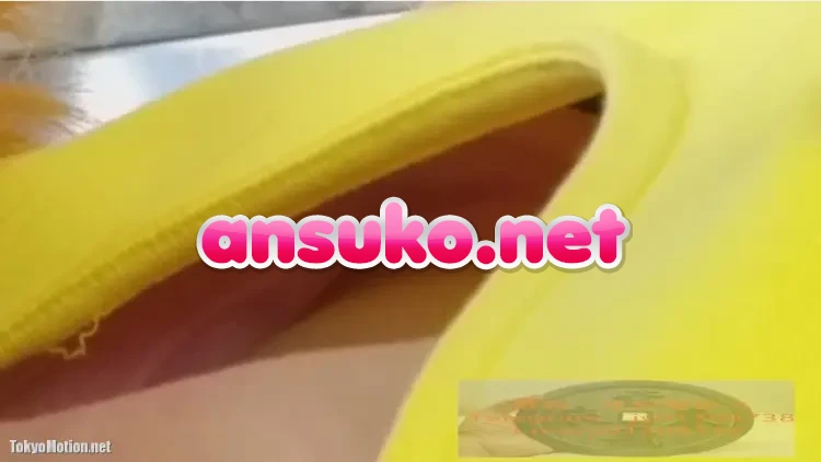【胸チラ】スマホに夢中なお姉さんの胸元から貧乳な乳首チラを盗撮成功！！