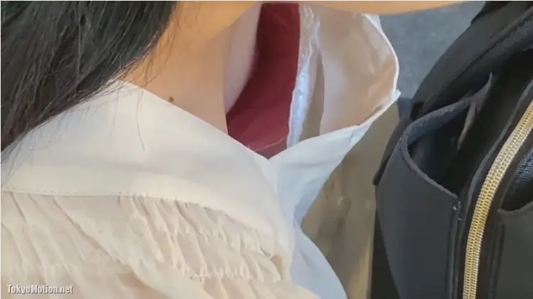 【胸チラ】しゃがんでスマホをしている可愛いお姉さんの胸チラをこっそり盗撮 | 盗撮動画 | Ansuko.net