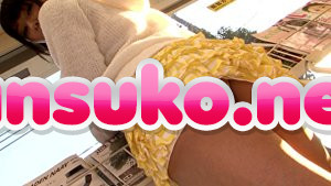 キャッシュレス化進んでもプライスレスなコンビニ勃ち読みミニスカ女子パンチラ盗撮 – エロ漫画の「エロ達」