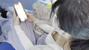 スマホ首にならないか心配するより乳首見られないか心配した方がイイ電車胸チラ - エロ漫画の「エロ達」 | 盗撮動画 | Ansuko.net