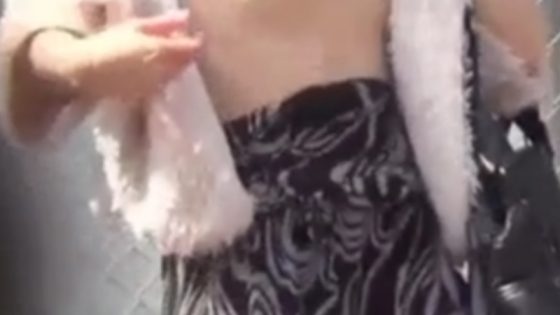 【盗撮動画】服がフェンスに引っ掛かりギャルの乳首が丸見えになる乳首ポロリハプニングｗ | 盗撮動画 | Ansuko.net 
