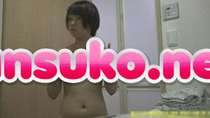 モー娘。時代の福田明日香みたいな黒髪ショートちっぱい民泊脱衣場盗撮 – エロ漫画の「エロ達」