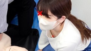 事故現場に遭遇したくなる救命講習胸チラ盗撮 - エロ漫画の「エロ達」 | 盗撮動画 | Ansuko.net