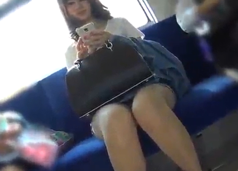 一瞬のすきも見逃さない!立った瞬間を狙ってパンツを盗撮w