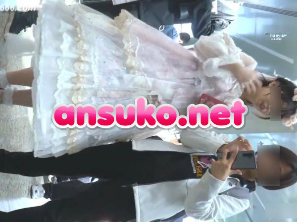 【盗撮動画】美少女しか許されないロリファッションの美人コスプレイヤーさん食い込みパンチラで尻肉露出ｗｗｗ