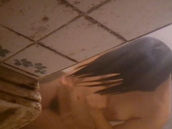 【盗撮動画】他人宅の浴室を覗き!敷地内に不法侵入して若い娘さんのシャワー中に全裸丸出し映像を隠し撮り!