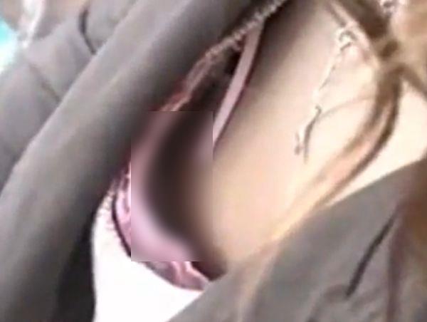 【盗撮動画】乳首ゲット！街中で前かがみになった素人美女達の胸チラを覗き込むと乳頭映り込む！ | 盗撮動画 | Ansuko.net