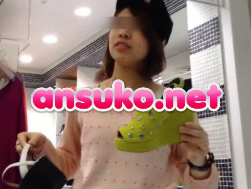 【盗撮】キャップが最高にお似合いで可愛いショップ店員の美人お嬢さんのパンチラを接客中に無断撮影！