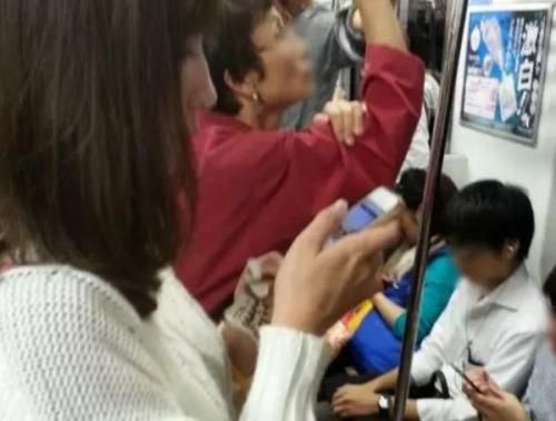 【盗撮】ヤバいやつ！電車で隣り合わせた美女を尾行してパンチラを隠し撮りした危険人物の投稿が神ってる！ | 盗撮動画 | Ansuko.net