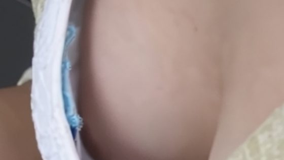 【盗撮動画】電車内胸チラ盗撮！カメラを睨んでも乳首はしっかりと見せてくれる美乳女子さん | 盗撮動画 | Ansuko.net