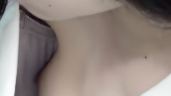 【盗撮動画】黒髪清楚美女な上玉JDの乳首ゲット映像。なおスマホに夢中で盗撮にまったく気付いていない模様