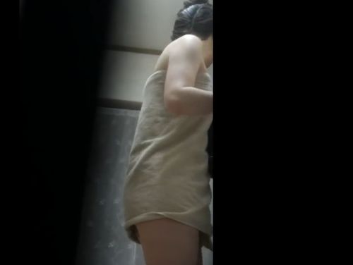 【盗撮】民家のぞき映像！超美人女子大生が風呂上がりにバスタオル一枚でチラ付いたマンコを無断収録！ | 盗撮動画 | Ansuko.net
