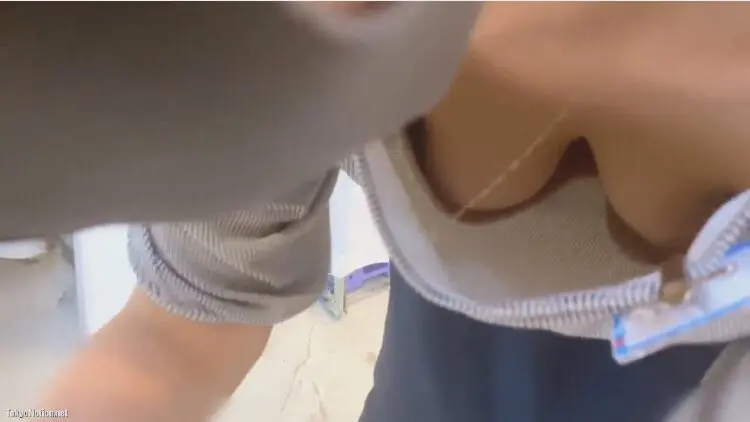 【胸チラ】雑貨屋の美人な店員さんの美乳な胸チラを超至近距離から盗撮 | 盗撮動画 | Ansuko.net