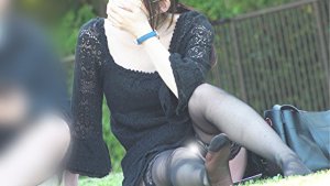 公園パンチラ１３　大人の色気ムンムン!!パンツの質感が分かる程、大胆に見えちゃってる女性 - エロ漫画の「エロ達」 | 盗撮動画 | Ansuko.net