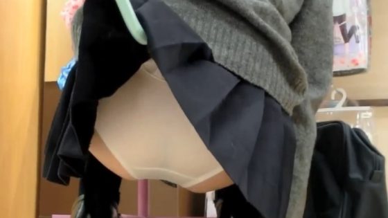 【盗撮動画】超危険人物「買い物中の制服JKの制服スカートを傘でめくってみたｗ」→犯行映像が公開される | 盗撮動画 | Ansuko.net