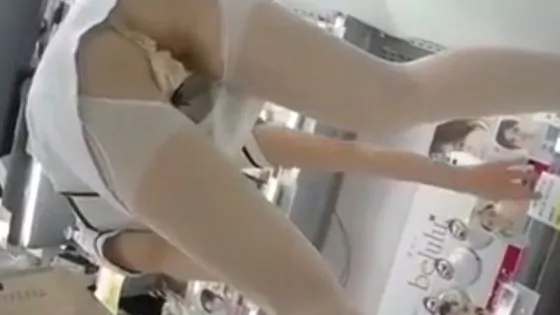 【盗撮動画】店内で激撮！ドラッグストアのコスメ売り場の超美人店員のTバック丸見えパンチラ | 盗撮動画 | Ansuko.net